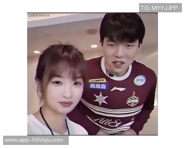 杨瀚森与女友约会被翻译哥打扰网友调侃成电灯泡真搞笑