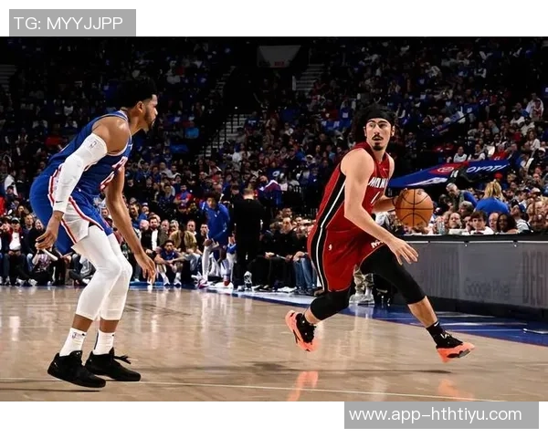 热火记者报道哈克斯左脚踝扭伤球队明日将决定他的出战状态